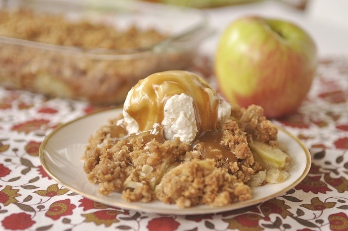 warm apple crisp a la mode