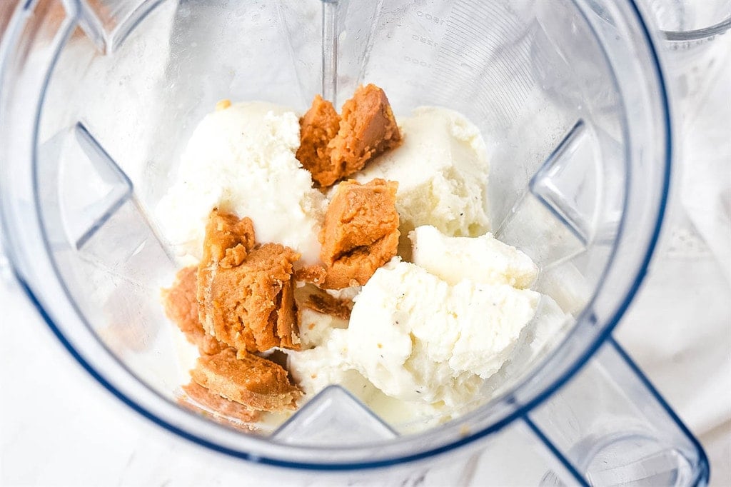 pumpkin pie and ice cream in a blender for pumpkin shake