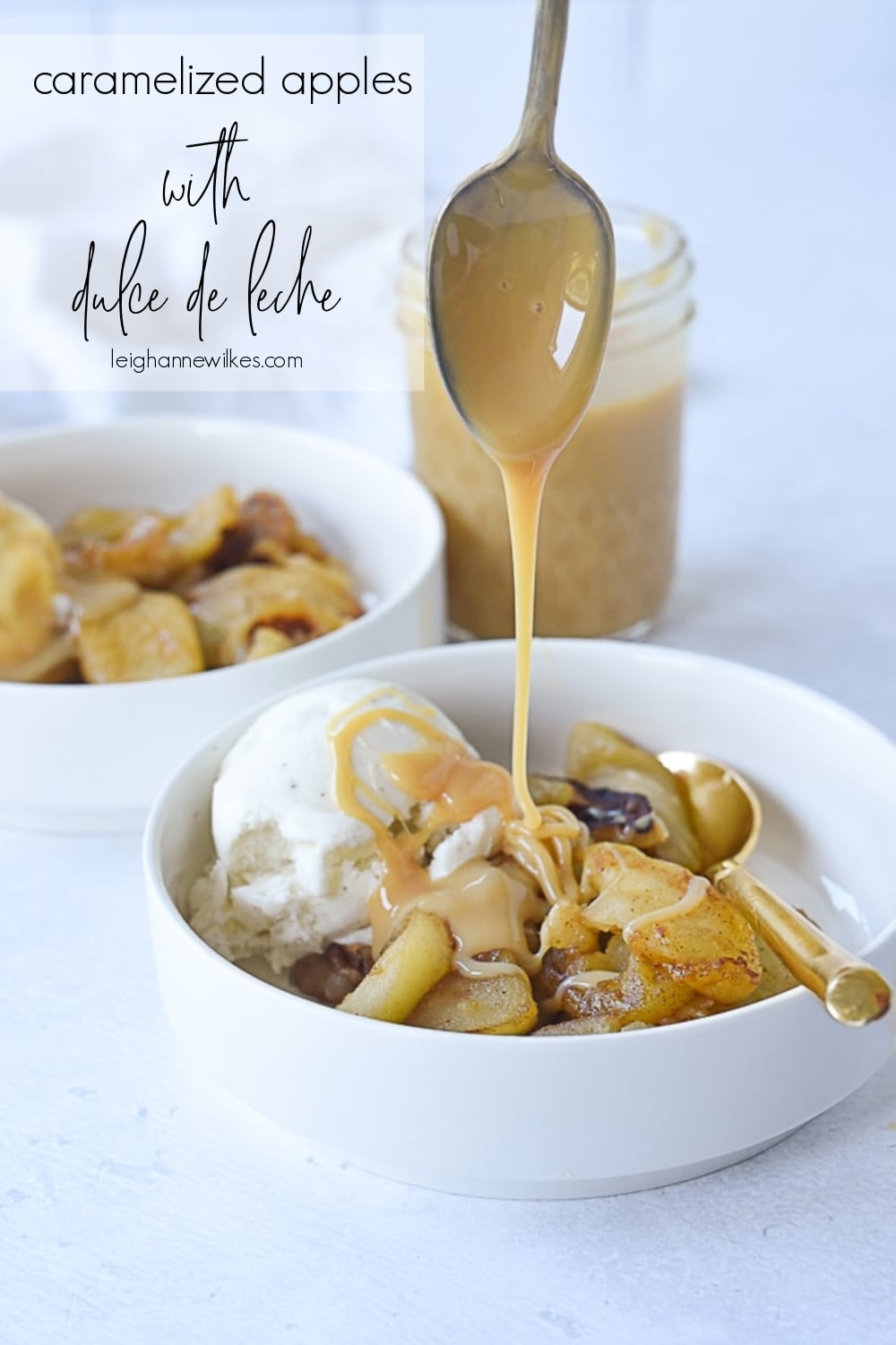 drizzling dulce de leche on apples
