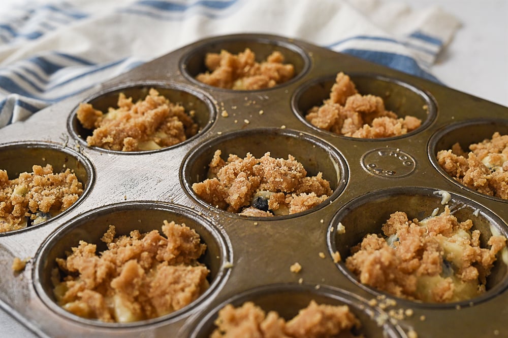 streusel topping on muffin