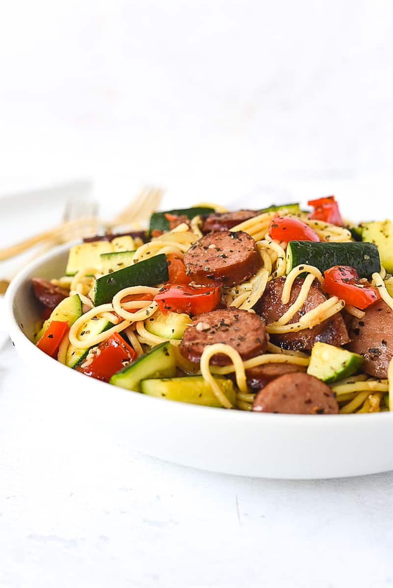 white bowl of vegetable pasta