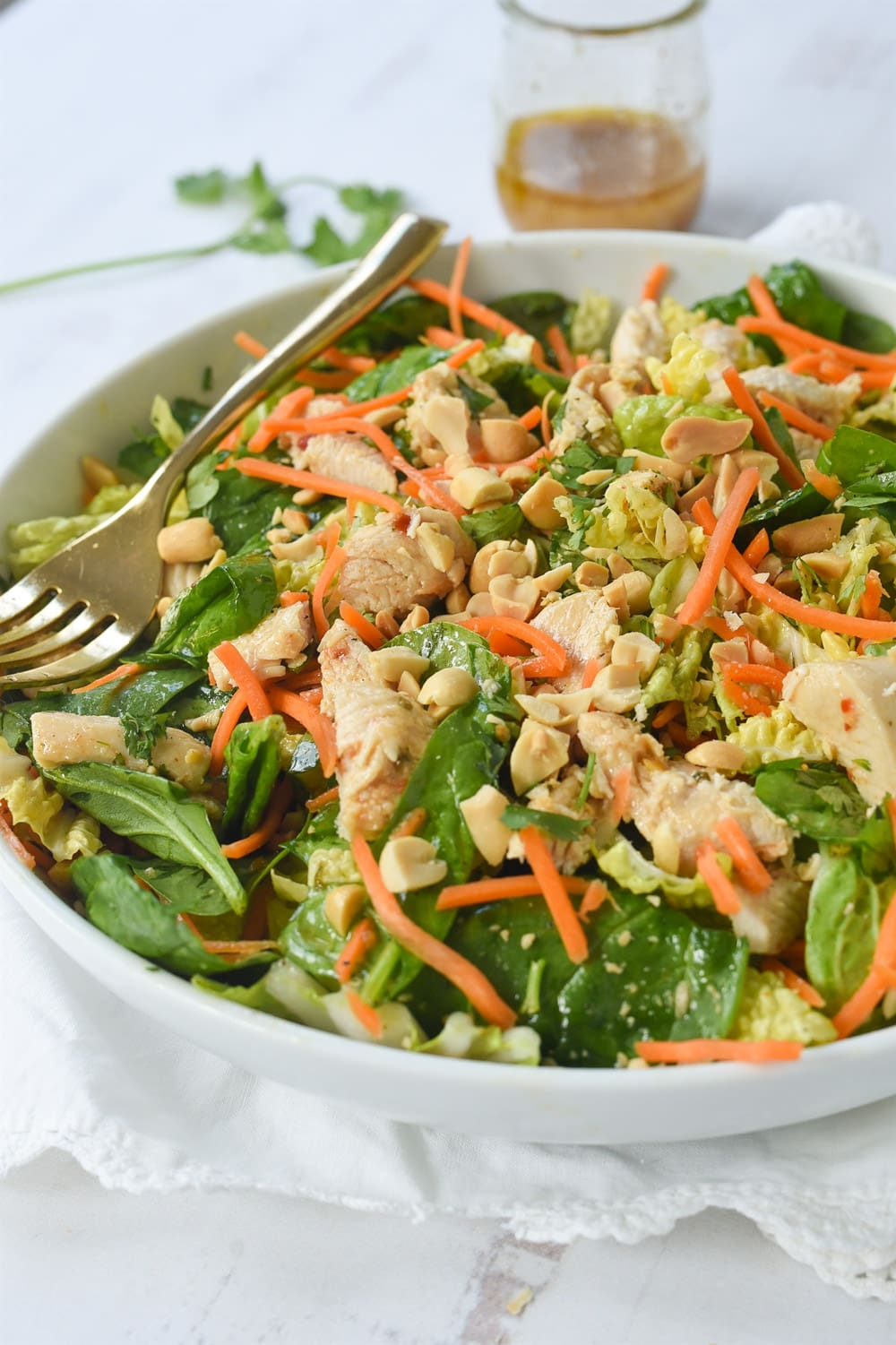 Crunchy Asian Chicken Salad om a white bowl.