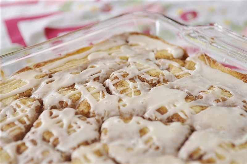 cinnamon roll cake - all the yummy flavor of a cinnamon roll in an easy to make cake