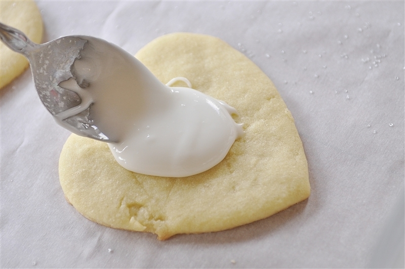 frosting valentines day cookies