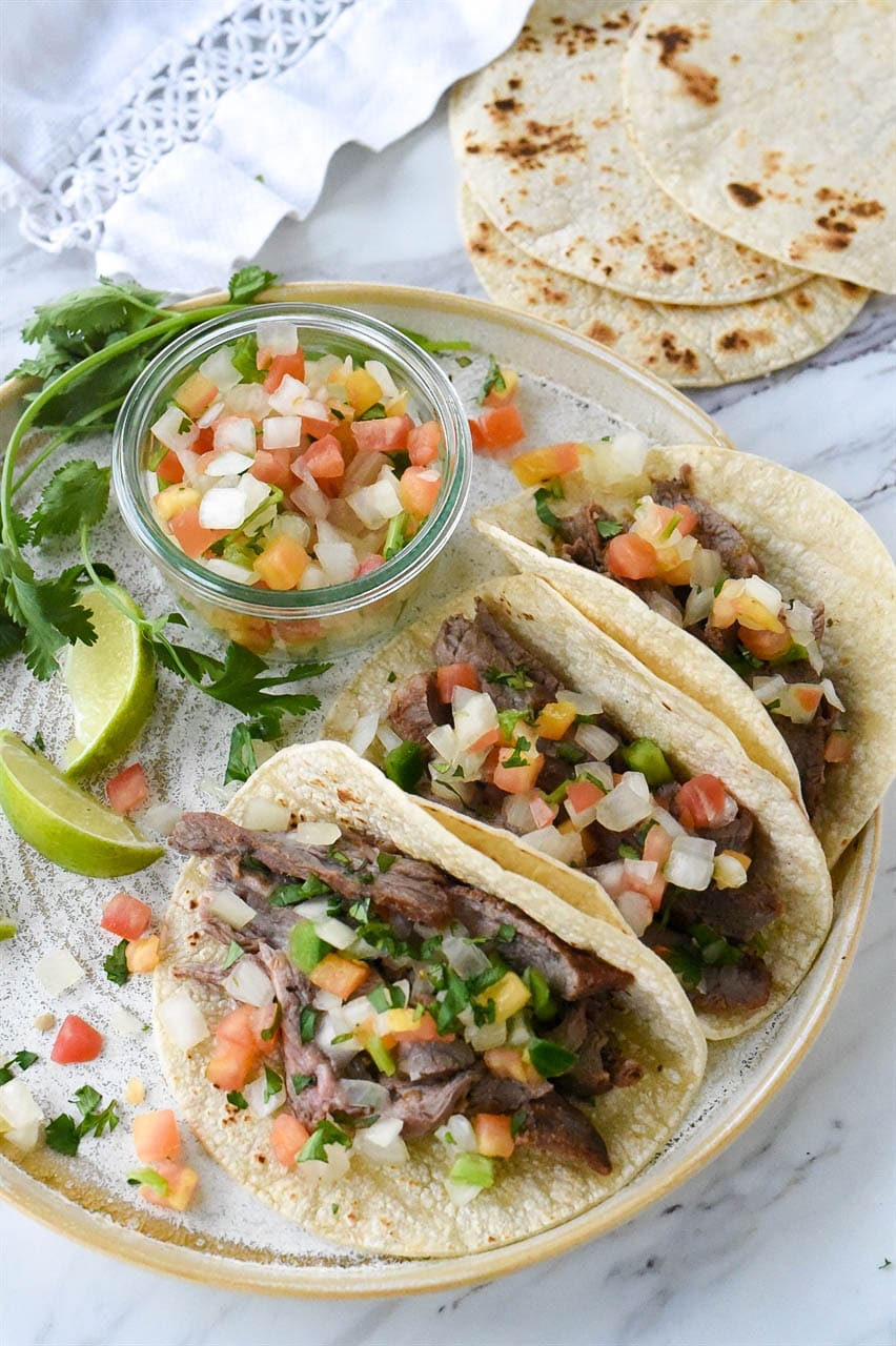 overhead shot of carne asada tacos