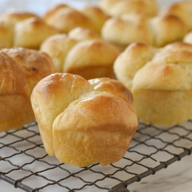 yeast rolls on a cooling rack