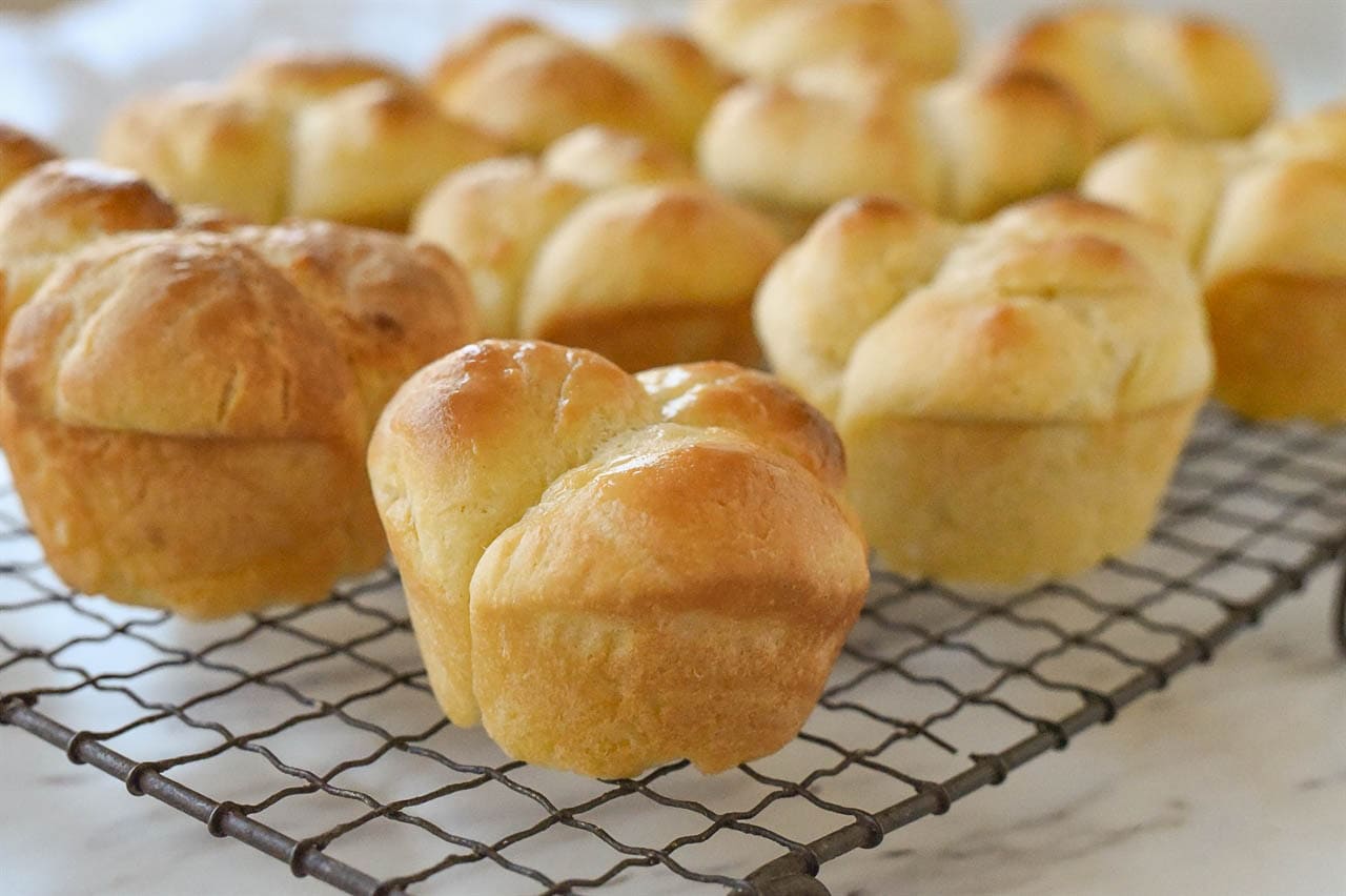 yeast rolls on a cooling rack