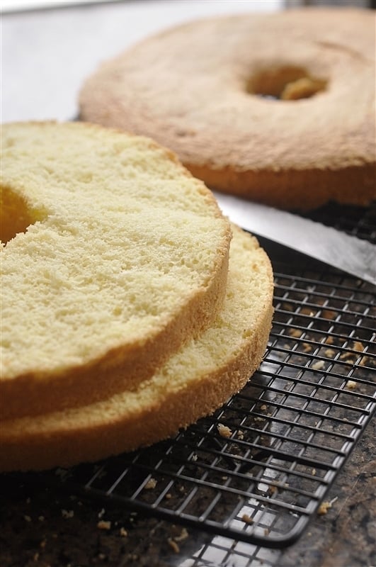 slicing lemon sponge cake into layers