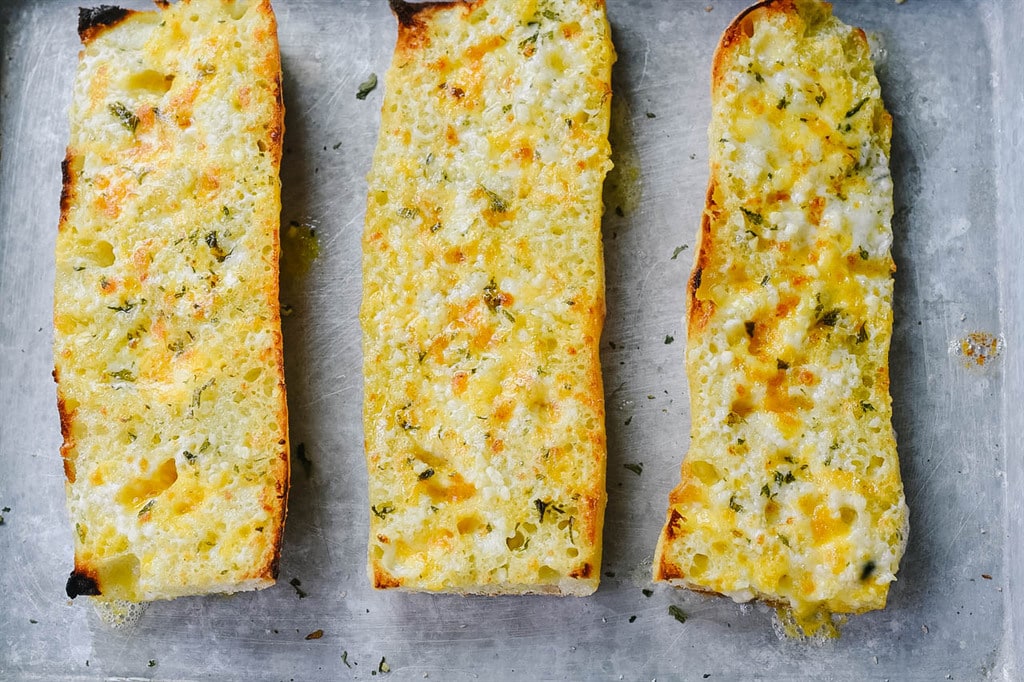 toasted cheesy garlic bread