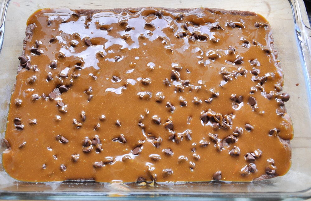 caramel sauce on top of brownies