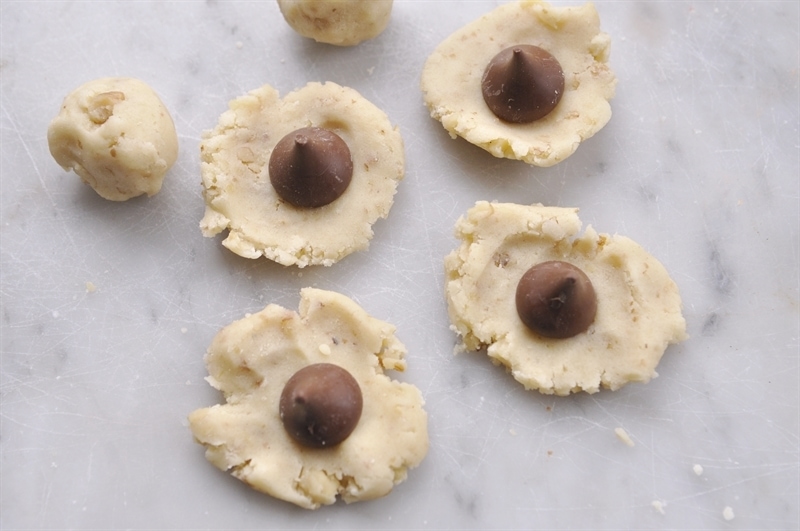 hershey kisses sitting on snowball cookie dough