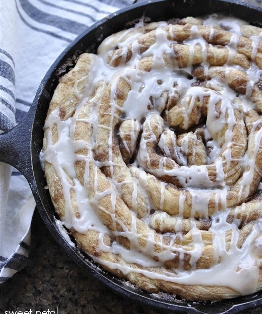 cast iron cinnamon roll in pan