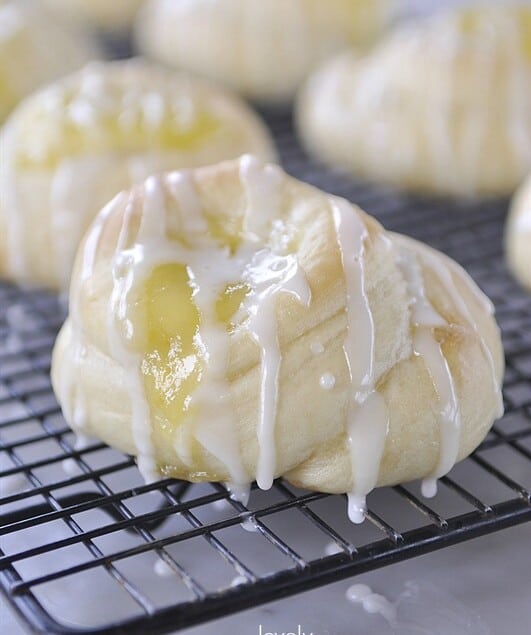 lemon roll with lemon drizzle