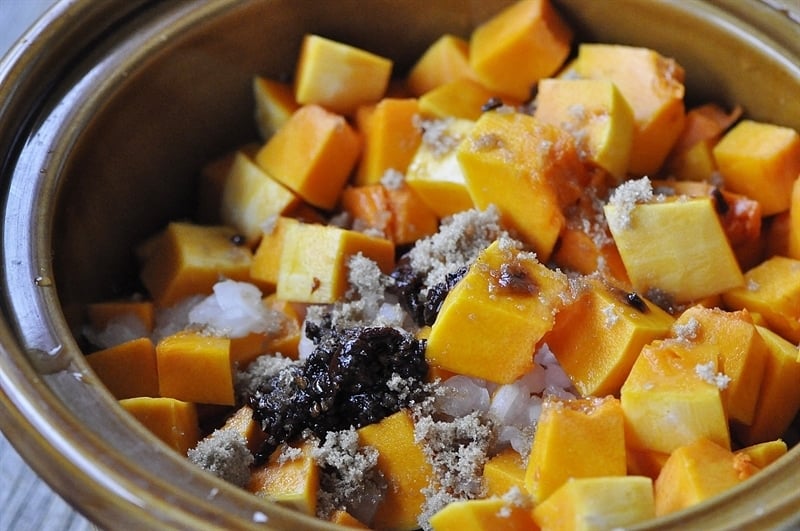 butternut squash chipotle peppers and diced onion in a crock pot