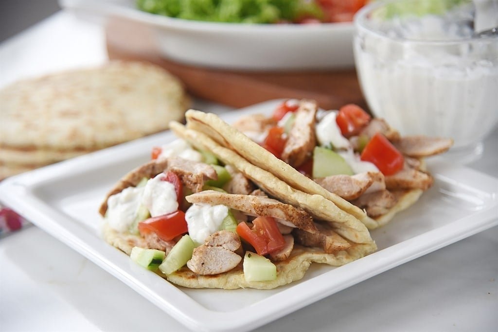 oven grilled chicken pita with yogurt sauce