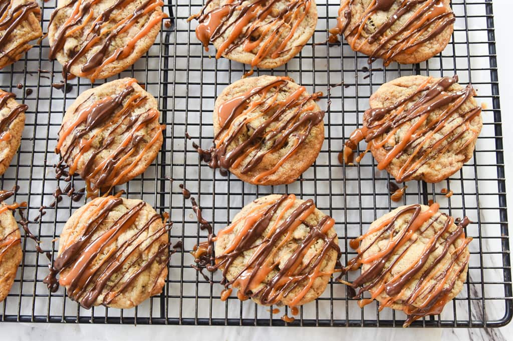 Caramel Sundae Cookies with chocolate drizzle