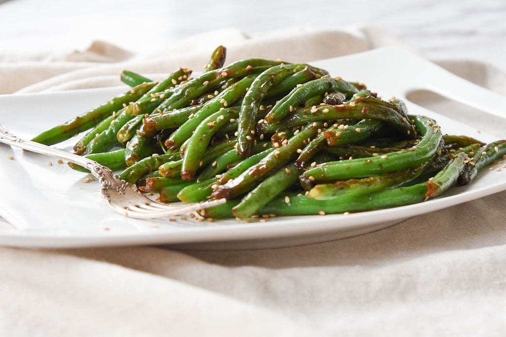 easy green bean recipe plate of green beans with sesame seeds