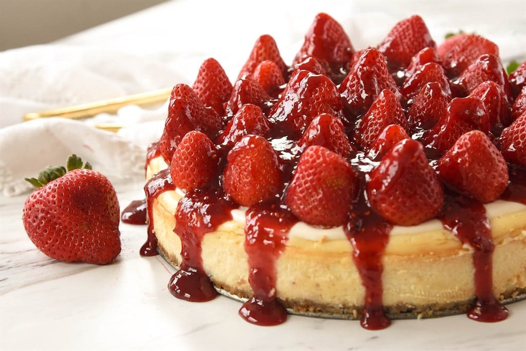 strawberry cheesecake with fresh strawberries