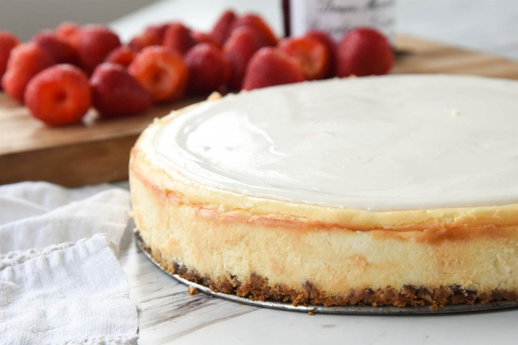 Cheesecake with fresh strawberries