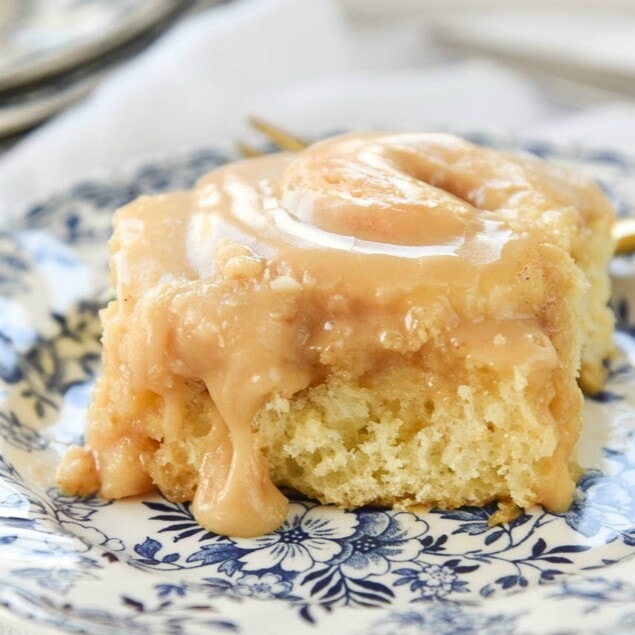 Vanilla Pudding Cinnamon Rolls with Caramel Frosting #cinnamonrolls, #vanillapudding,#breakfast #bread