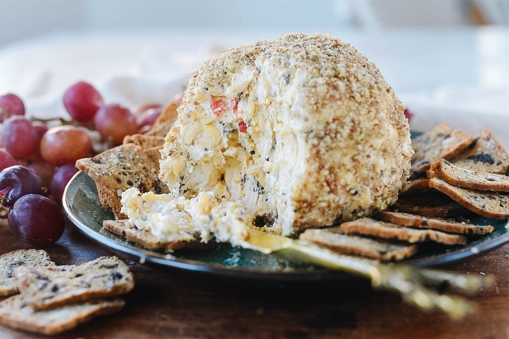 Cheese ball and crackers