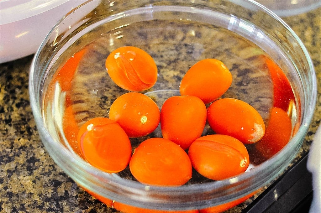 Tomatoes in a bowl of cold water