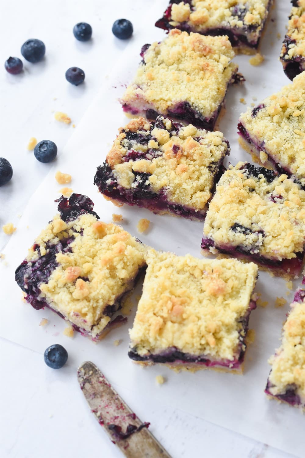 Blueberry Crumble Bars and a knife