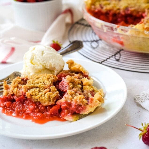 strawberry rhubarb pie with ice cream