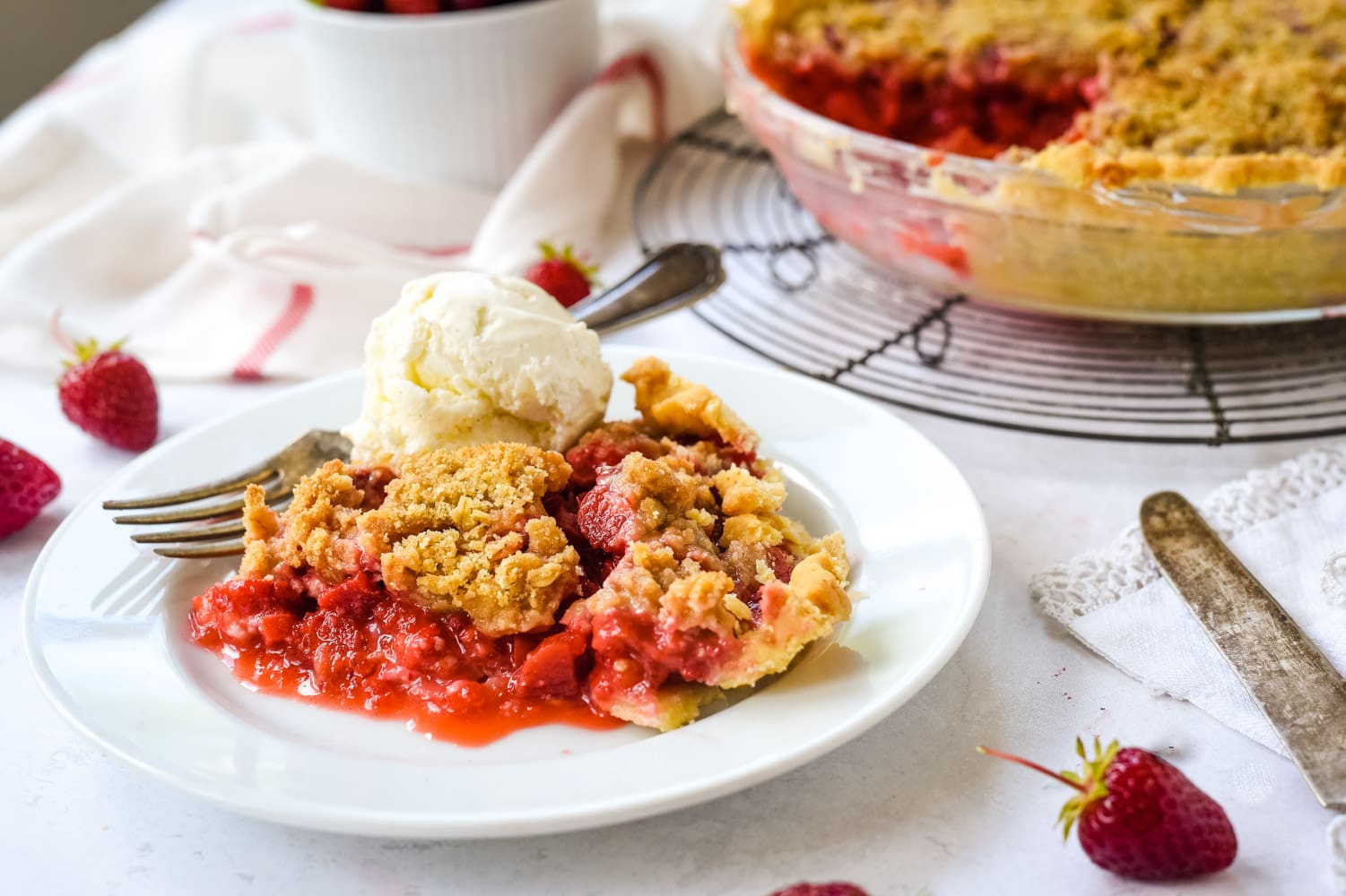 strawberry rhubarb pie with ice cream