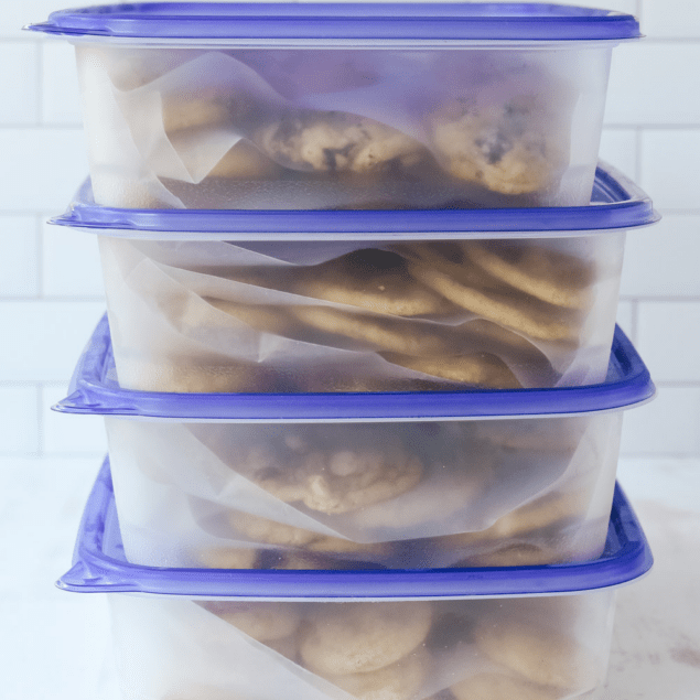 Cookies in containers for freezing
