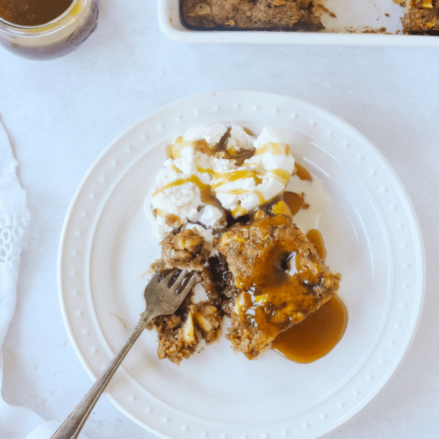 apple cake with ice cream