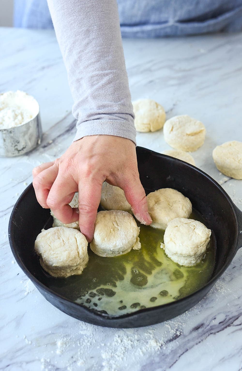 Biscuit Pan - Pre-Seasoned Cast Iron Skillet for Baking Biscuits, Muff –