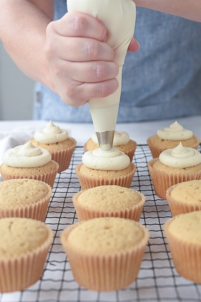 frosting cupcakes