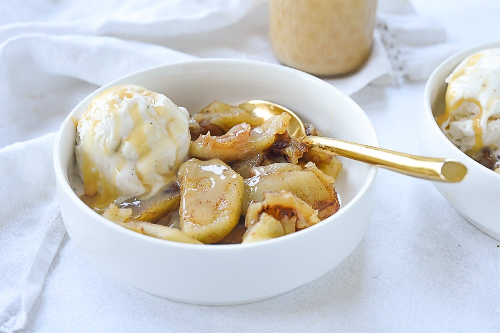 apples with ice cream and dulce de leche