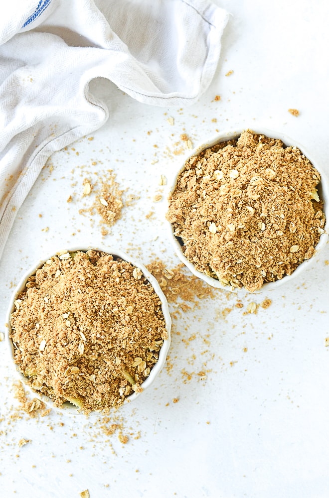 overhead shot of apple crisp