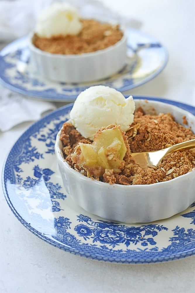 apple crisp with ice cream