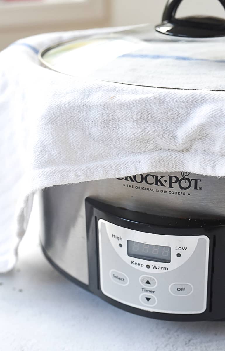 towel under slow cooker lid