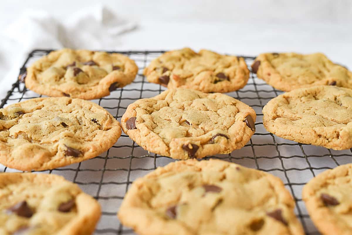 PEANUT BUTTER COOKIES ON A COOLING RACK