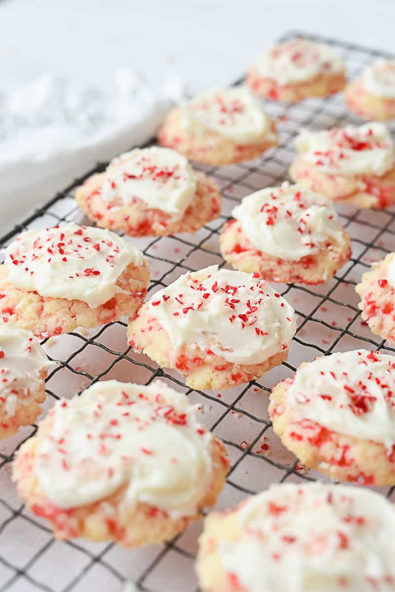 Peppermint melting moments on a cooling rack