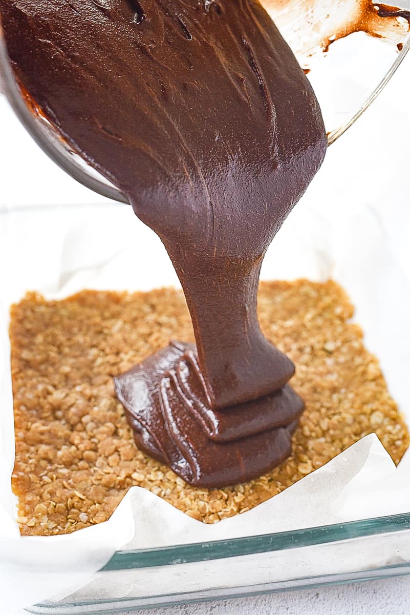 pouring chocolate mixture over crust