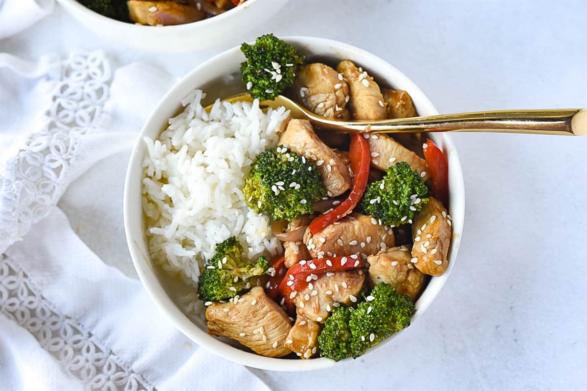 overhead shot of bowl of chicken stir fry