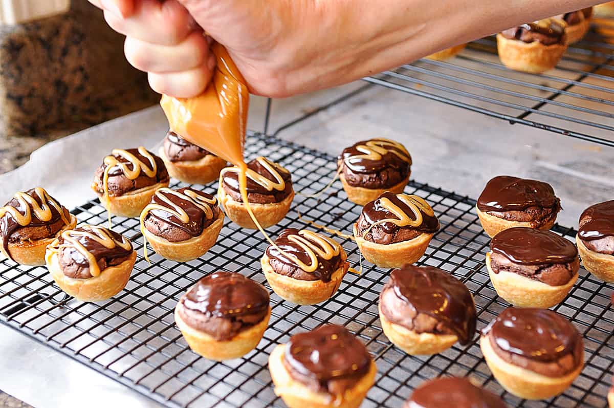 drizzling caramel on brownie bites