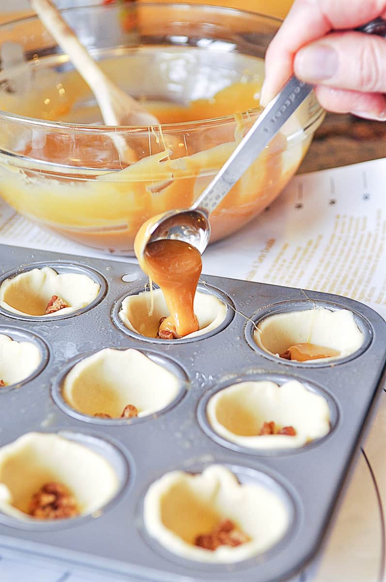 adding caramel to brownie bites