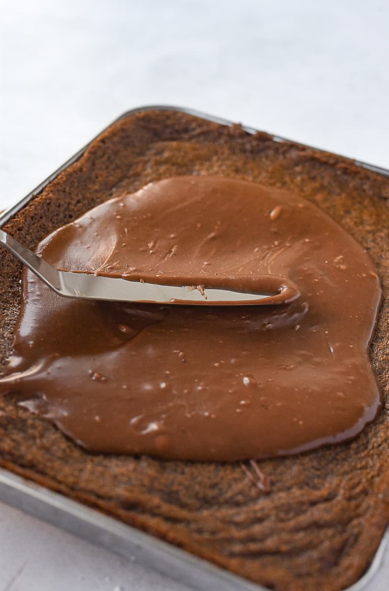 spreading frosting on texas sheet cake