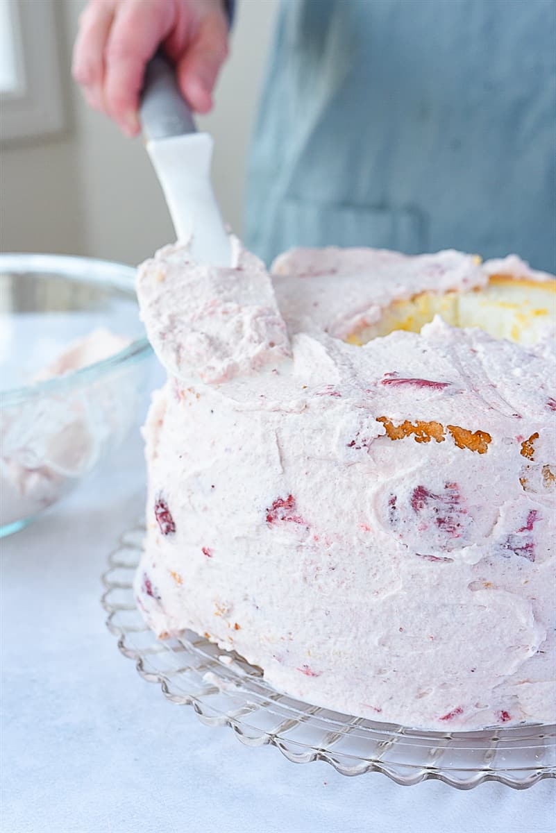 frosting angel food cake with strawberry cream
