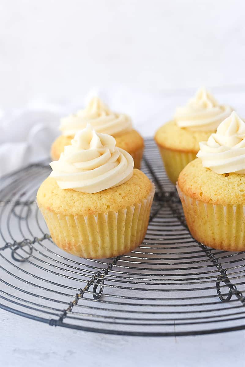 buttercream frosting on cupcakes