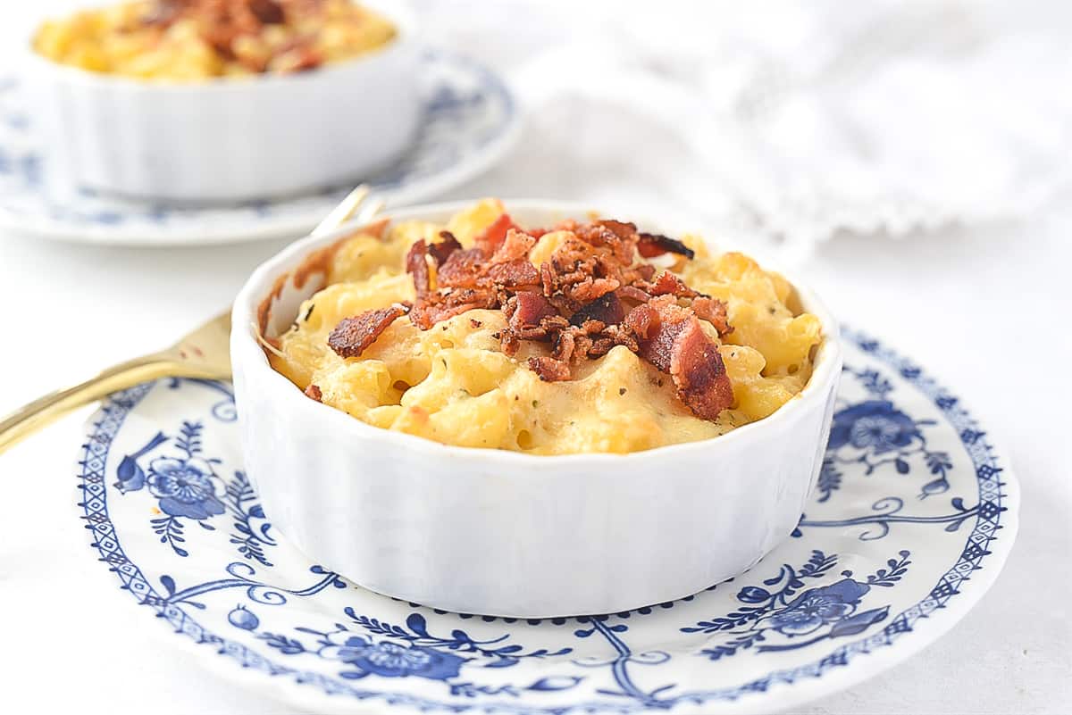 MAC AND CHEESE WITH BACON ON TOP