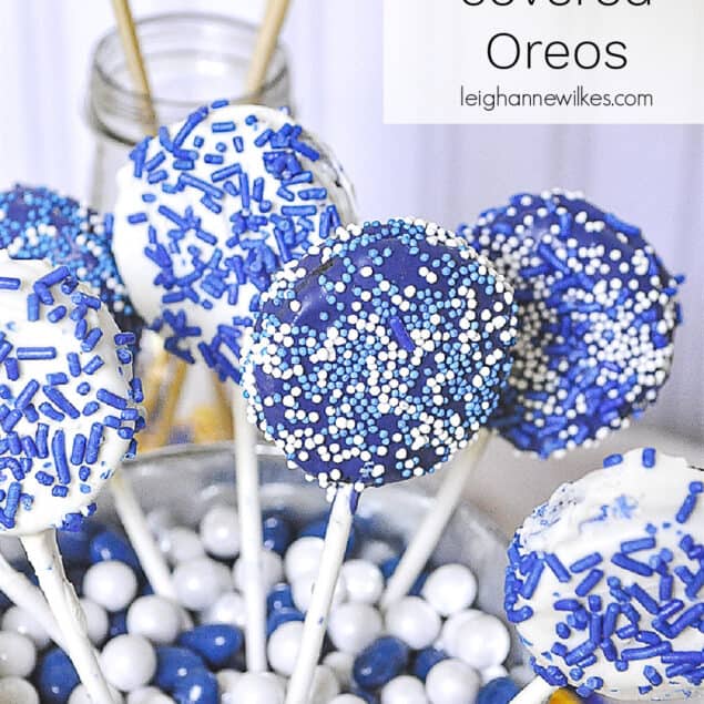 blue and white chocolate covered oreos on sticks