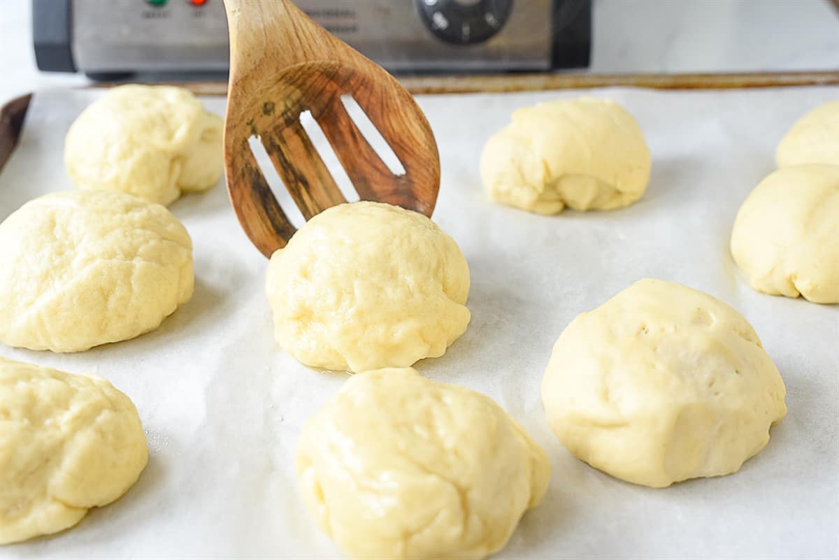 removing pretzel rolls from water