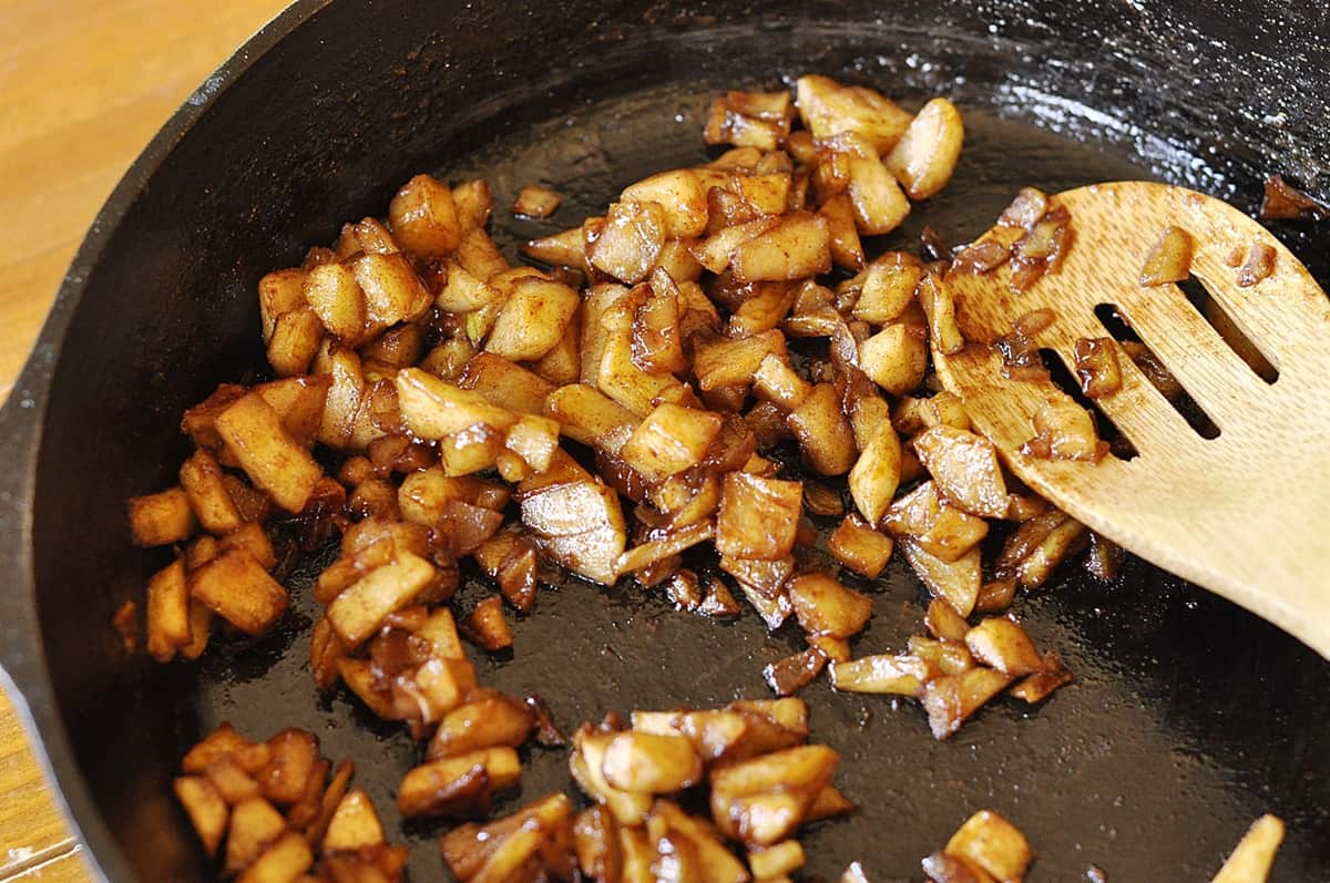 PAN OF CARAMELIZED APPLES